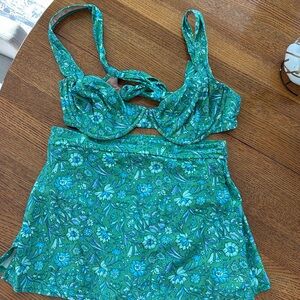 Women’s Jake crew bathing suit top size 36D bottom size small.